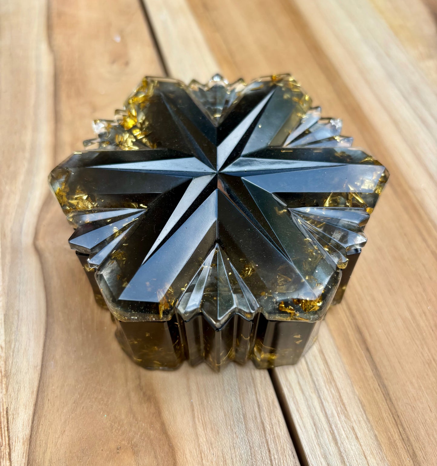 Boîte flocon noir et feuilles d’or