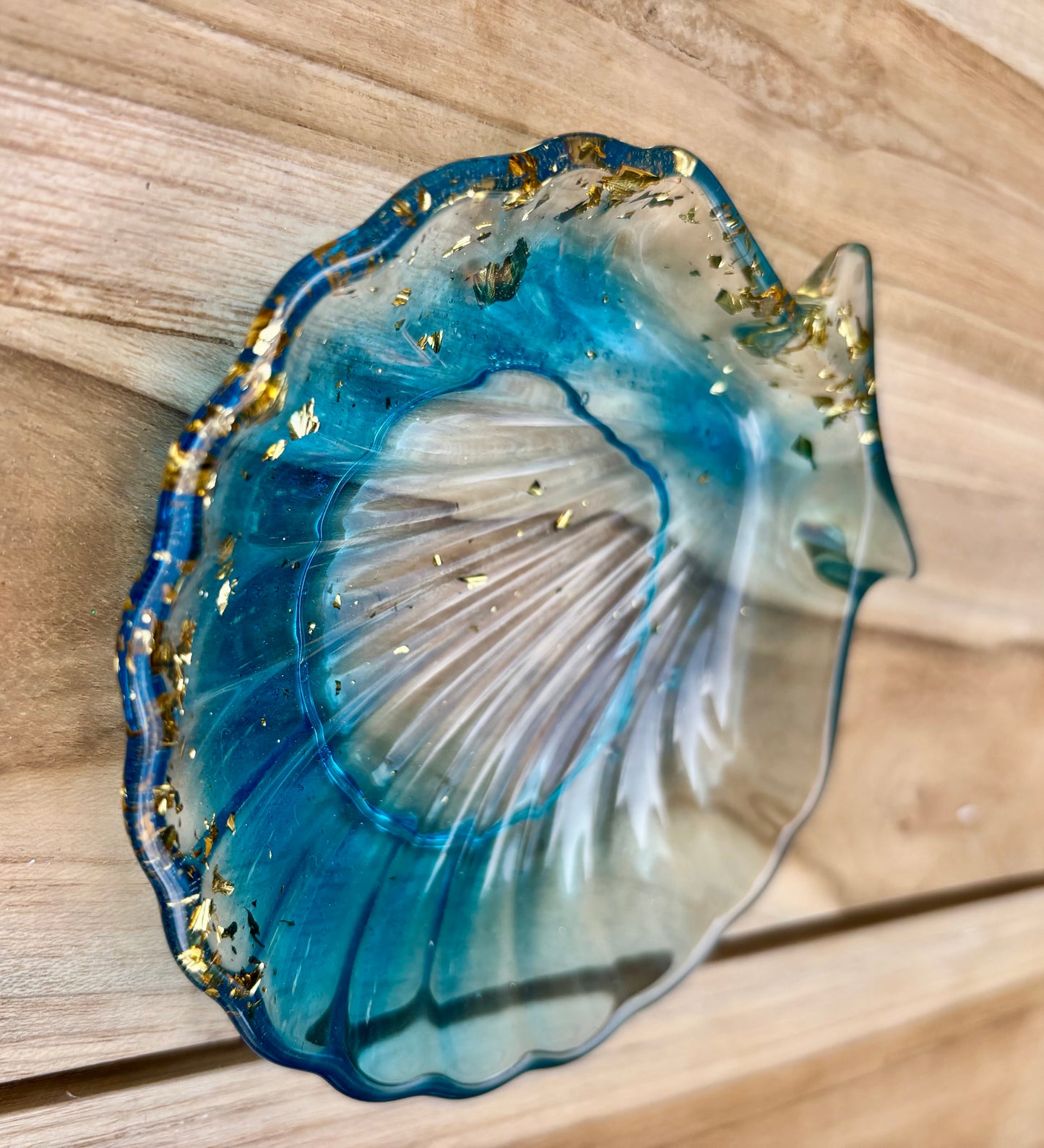 Vide poche coquillages bleu translucide et feuilles d’or