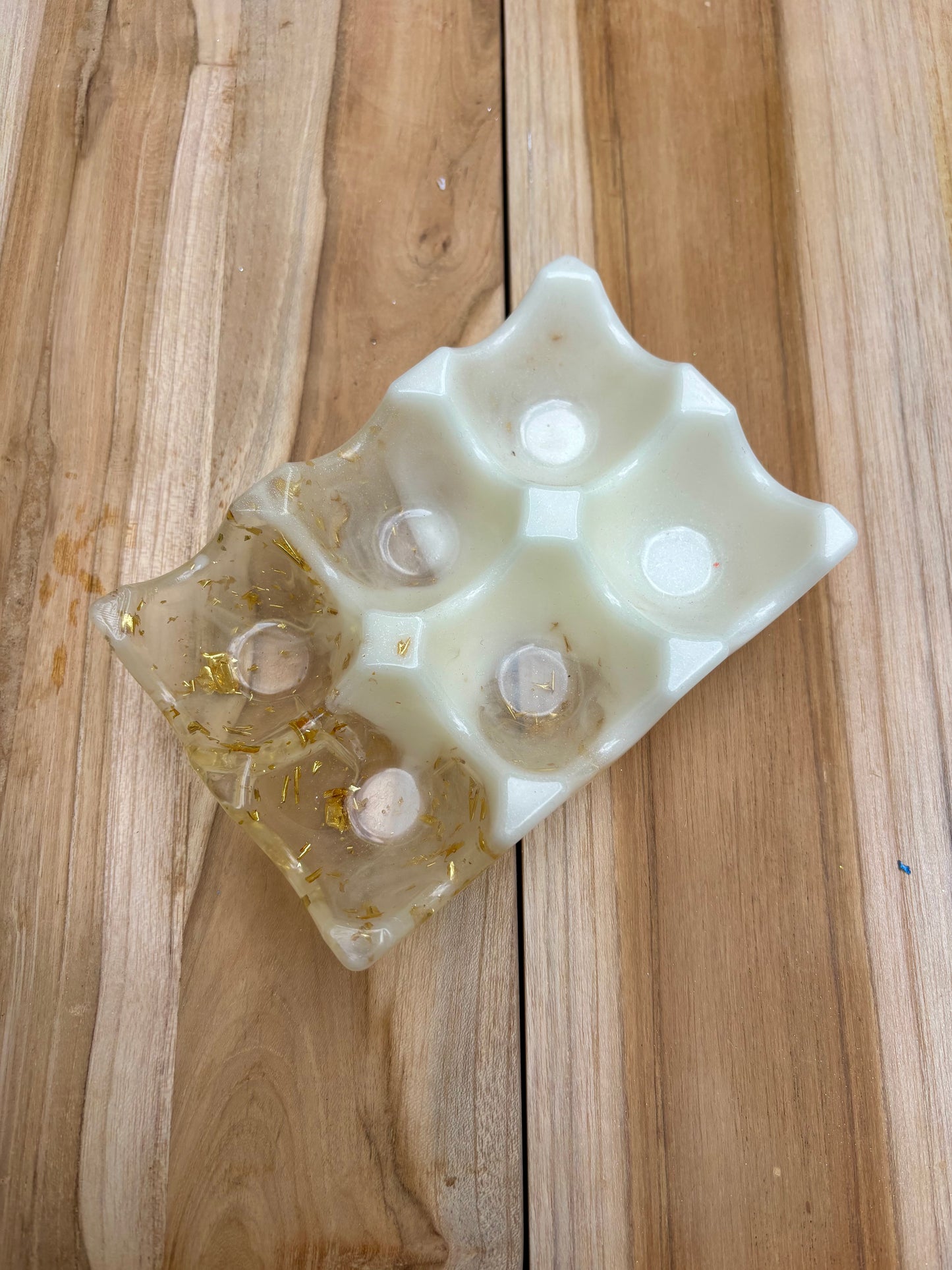 Boîte à œufs blanche et or