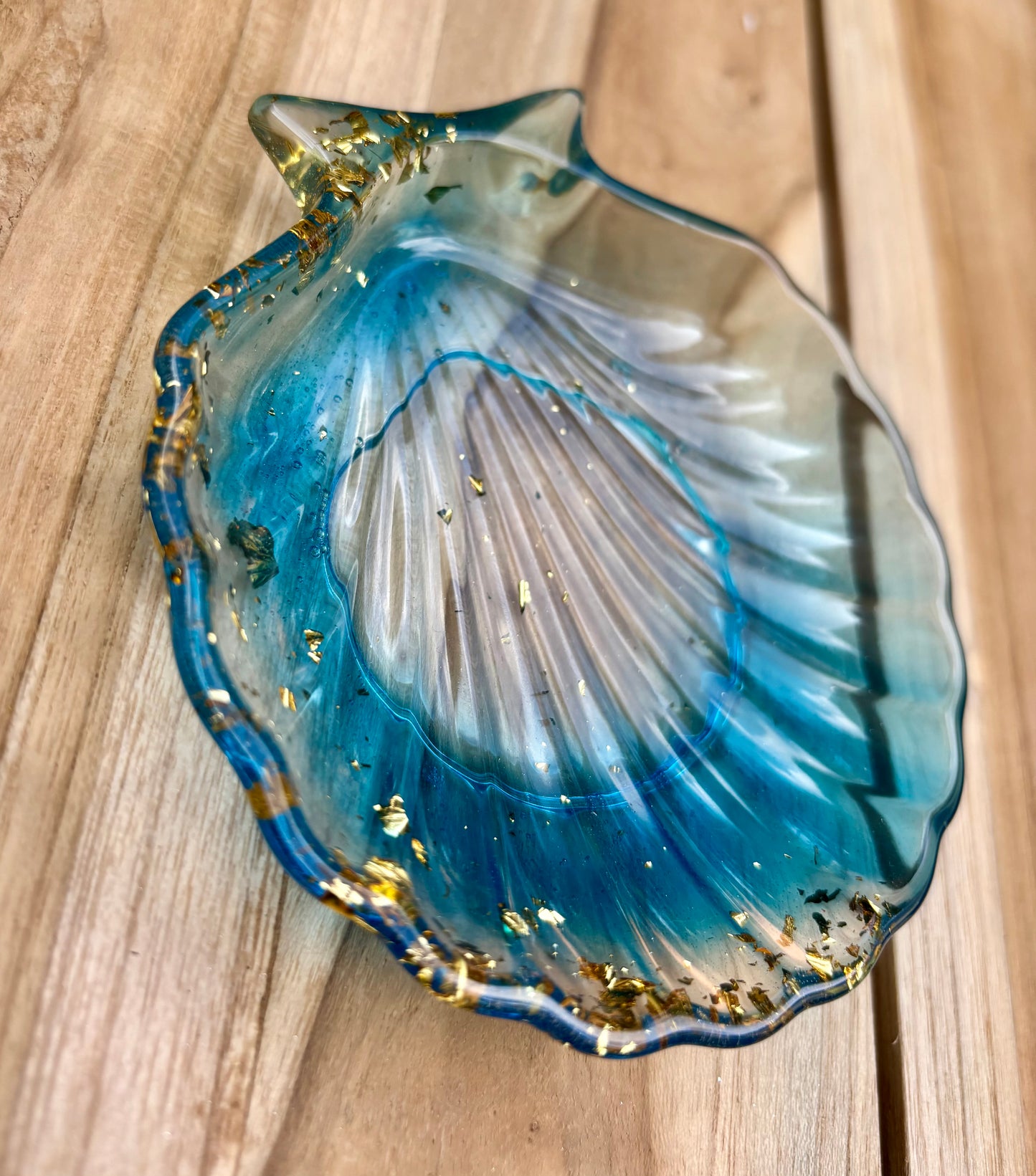 Vide poche coquillages bleu translucide et feuilles d’or
