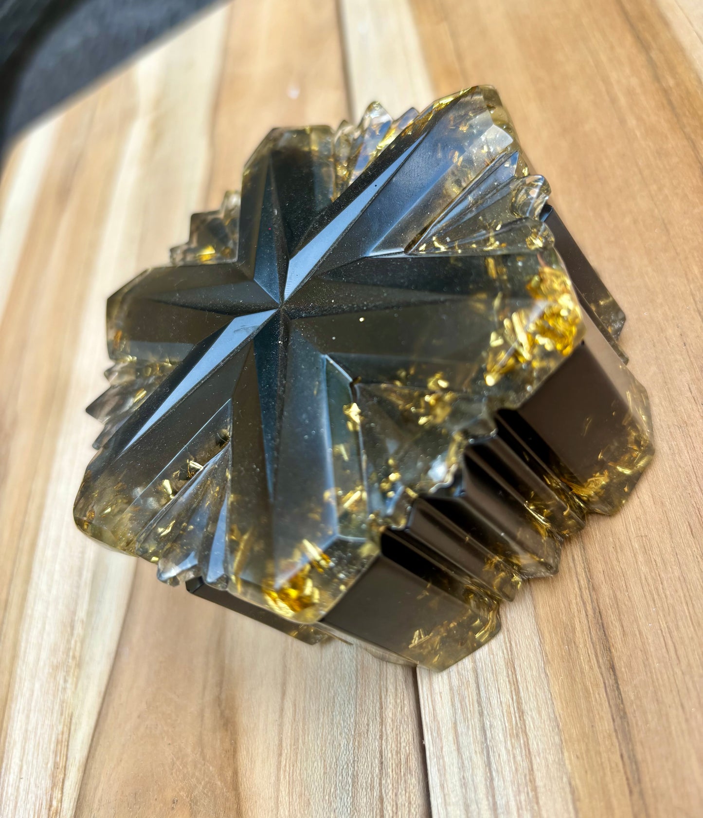Boîte flocon noir et feuilles d’or