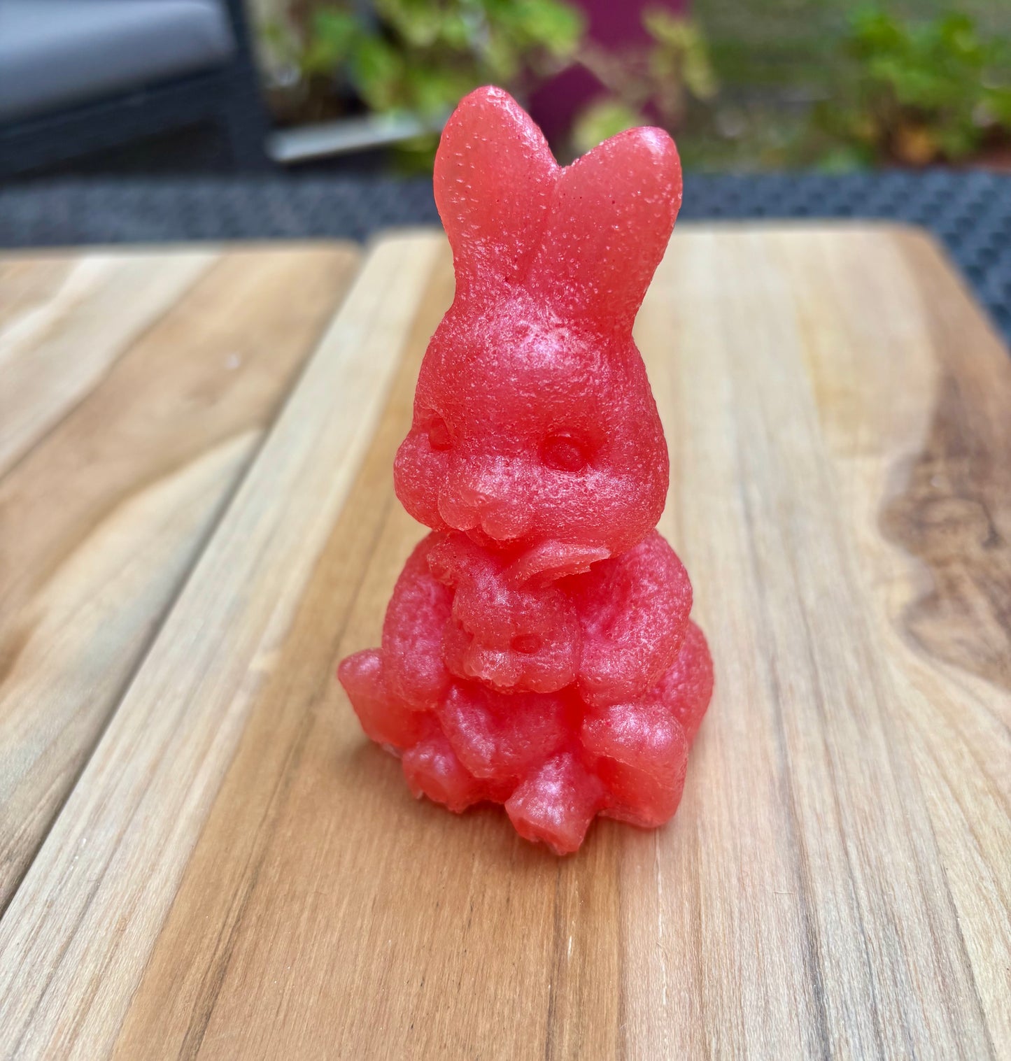 Figurine lapin et sa peluche rose