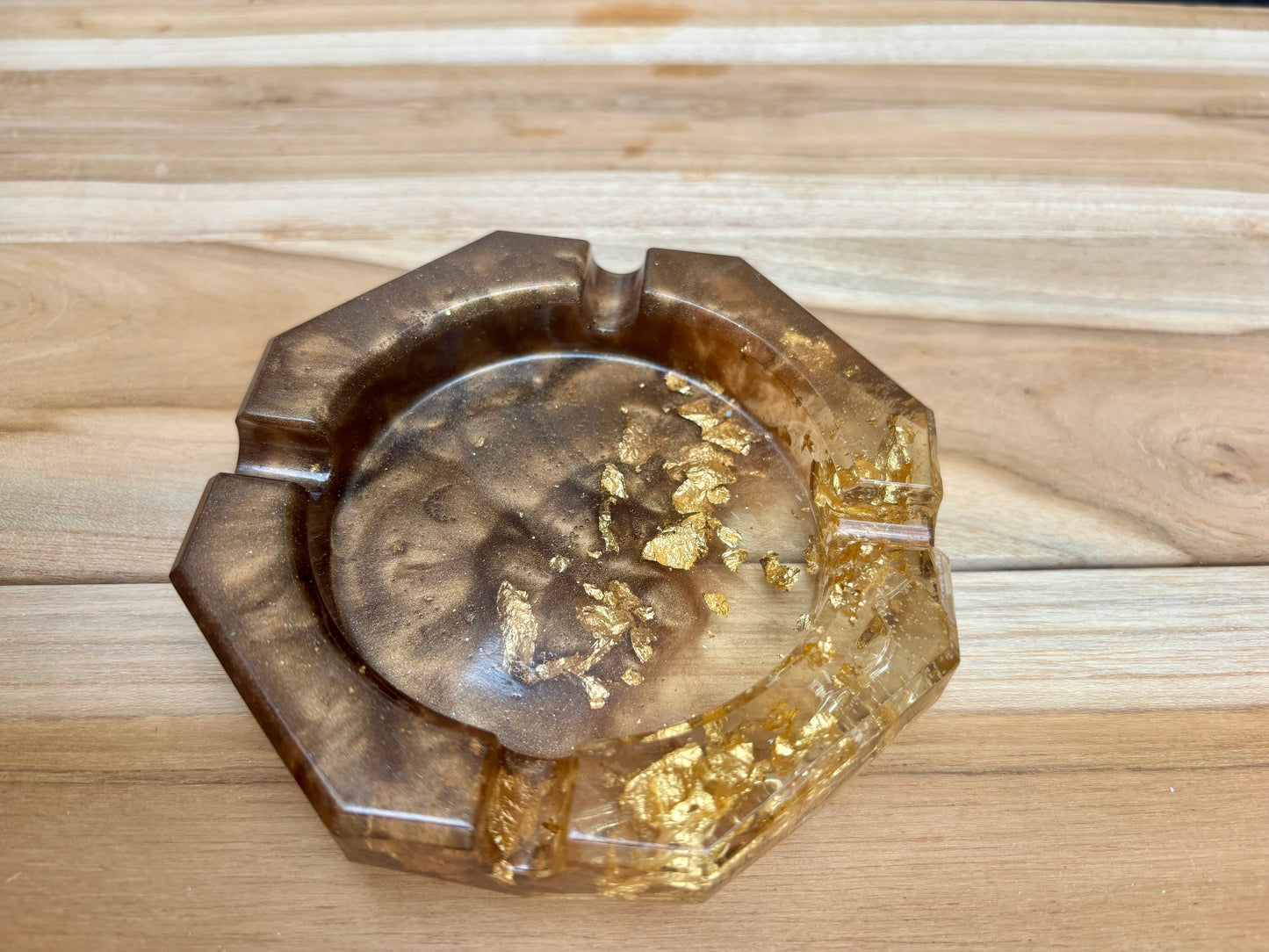 Cendrier marron et feuilles d’or