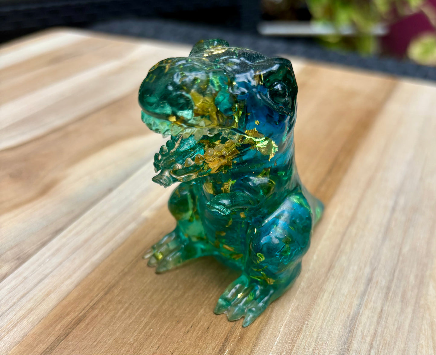 Figurine dinosaure bleu et feuilles d’or