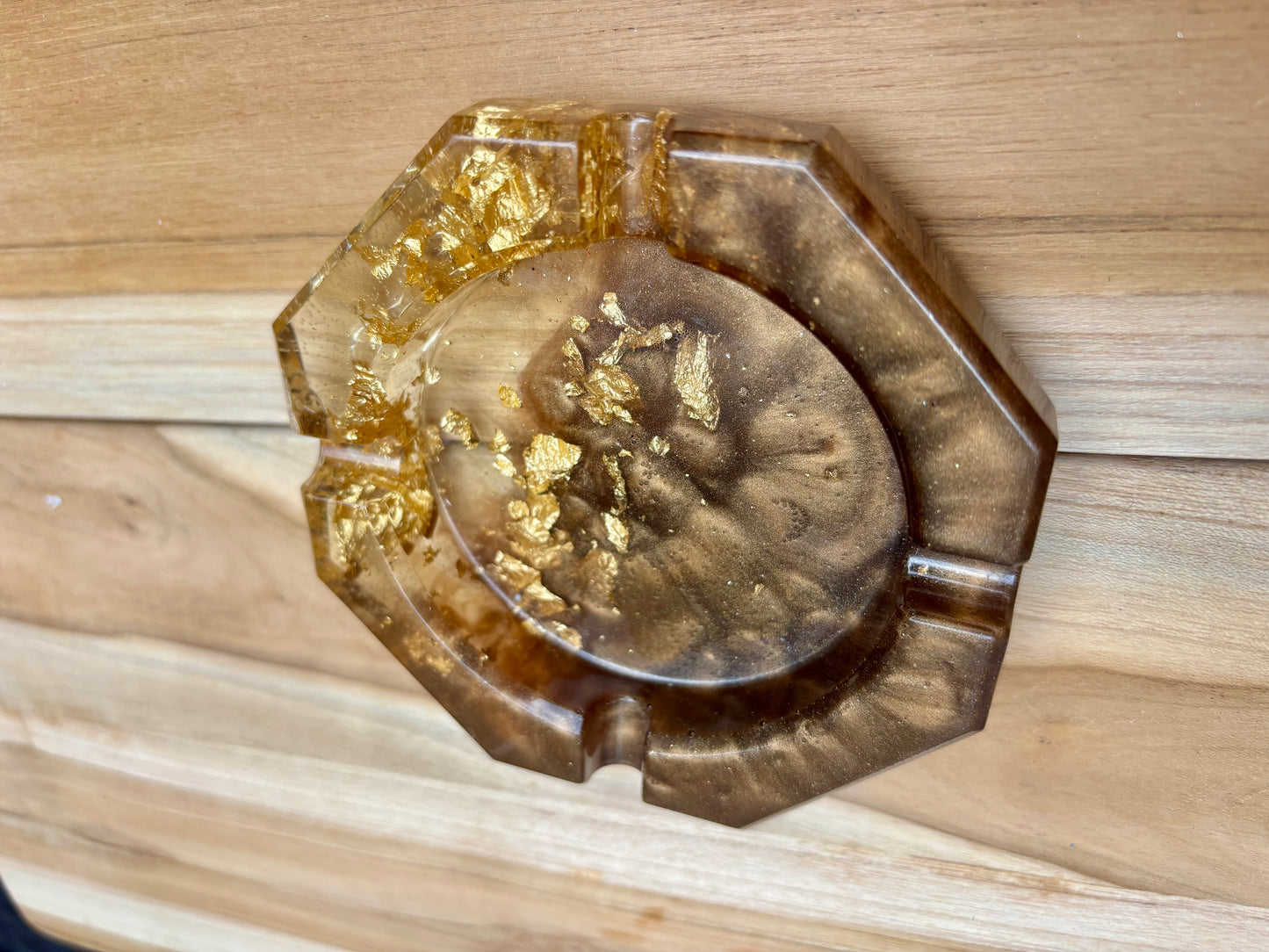 Cendrier marron et feuilles d’or