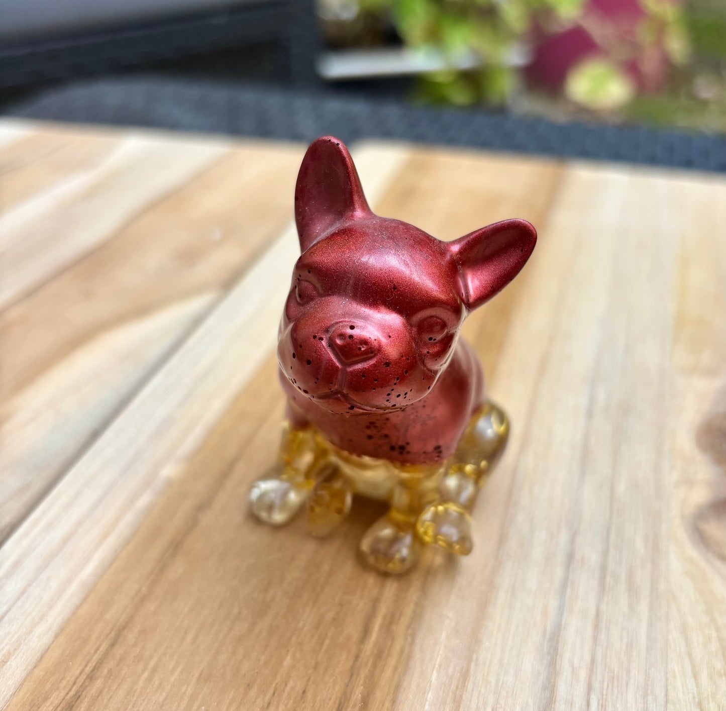 Figurine chien rouge et feuilles d’or