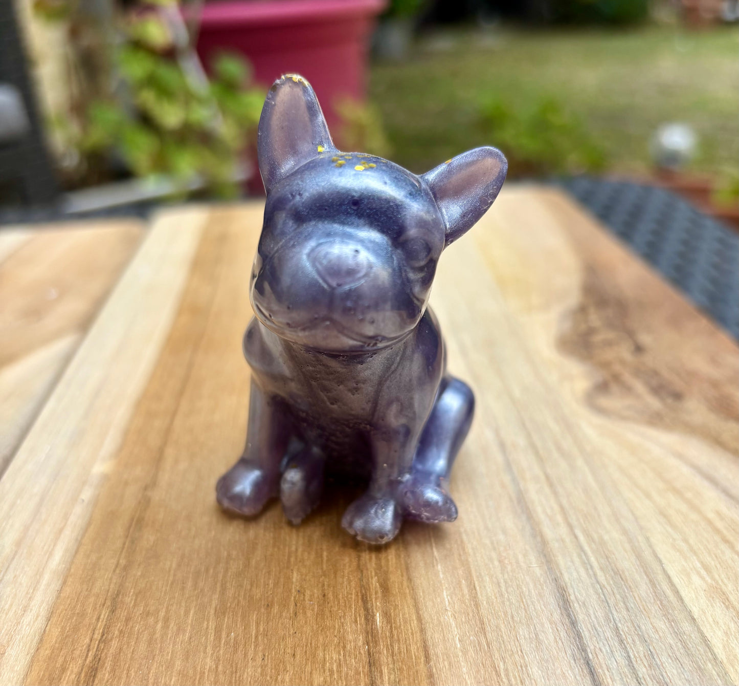 Figurine chien violet