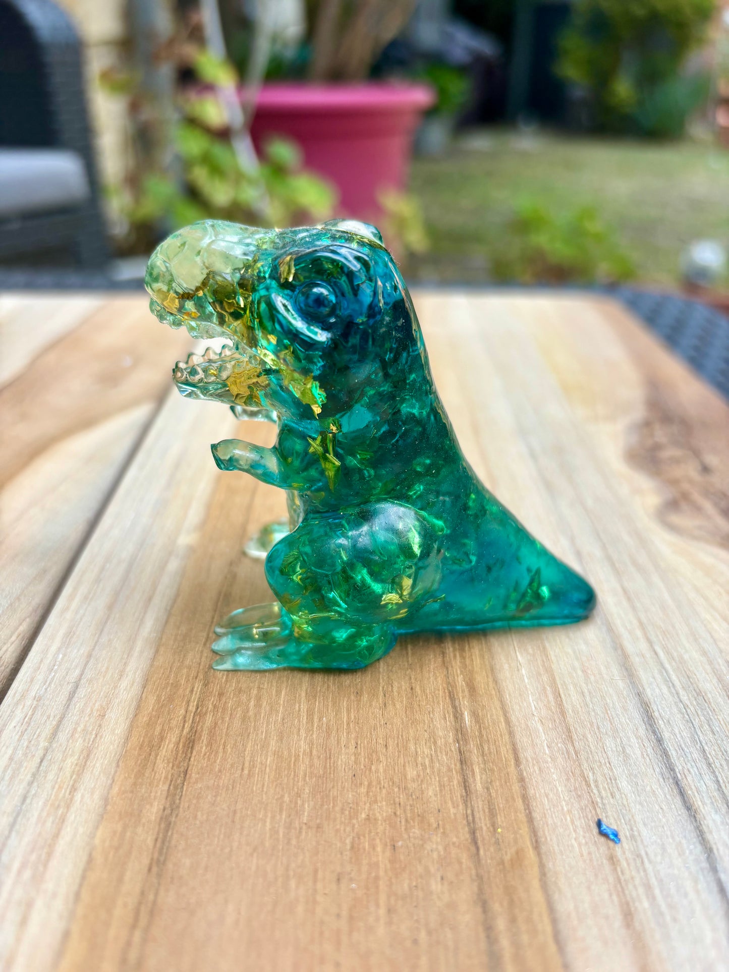 Figurine dinosaure bleu et feuilles d’or
