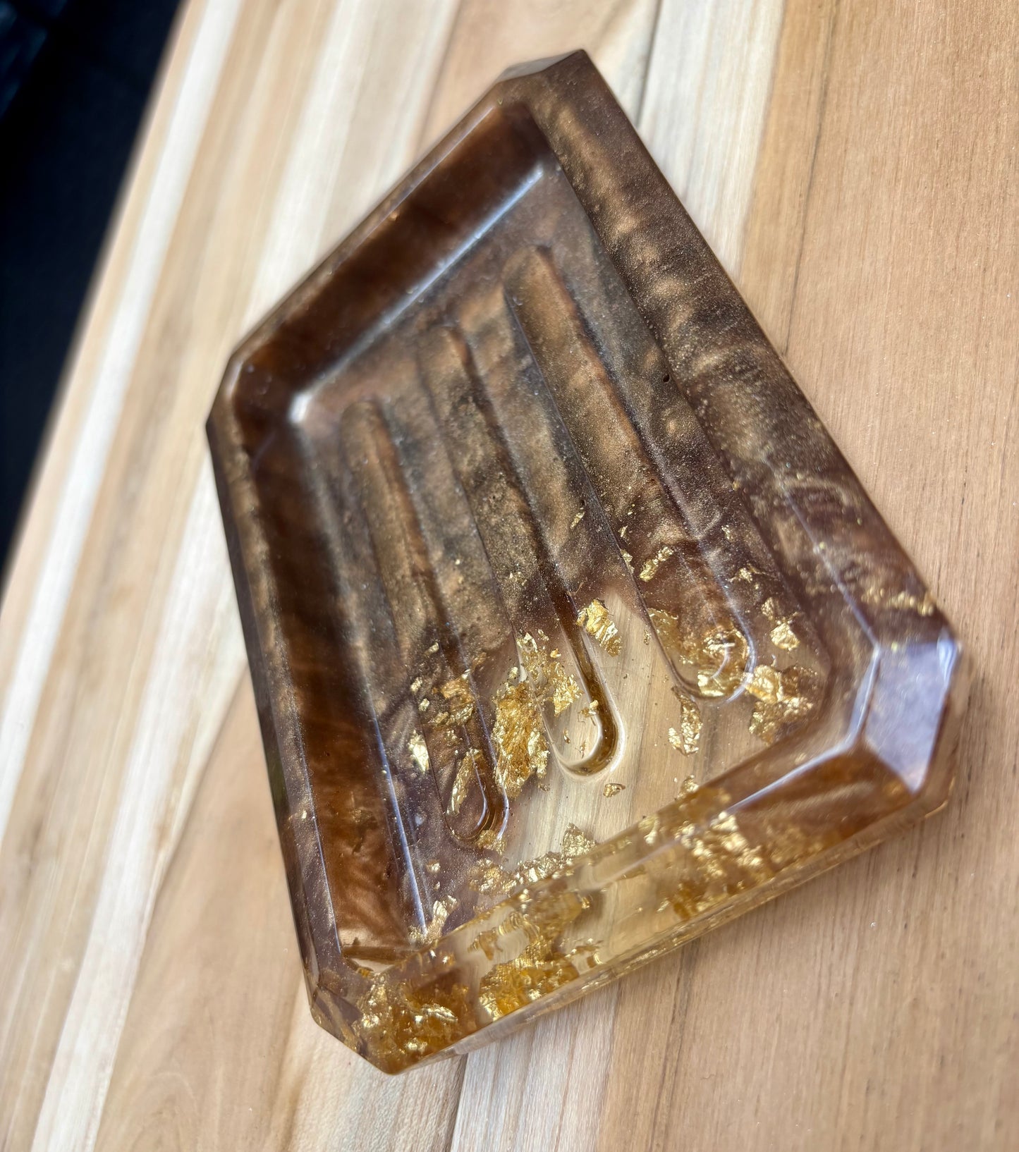 Porte savon marron et feuilles d’or