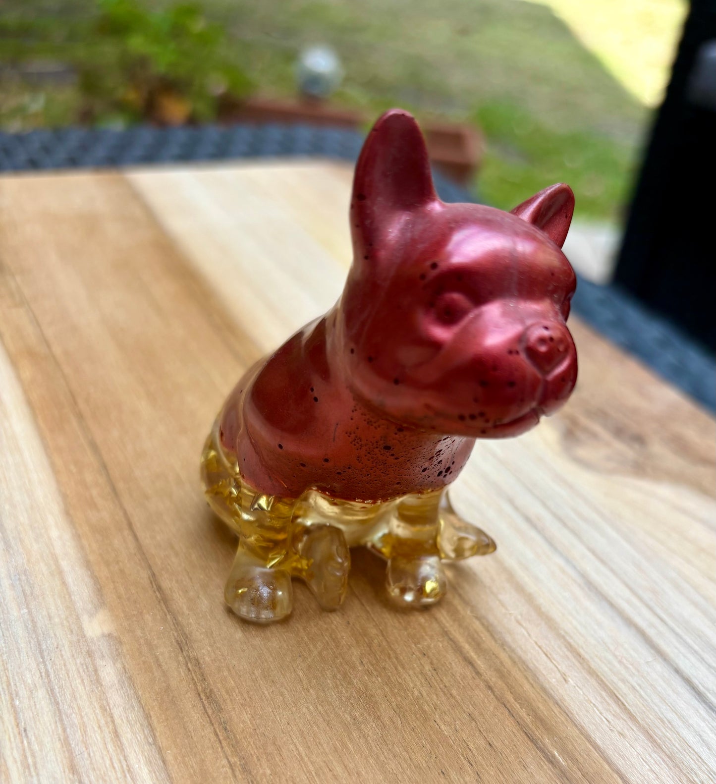 Figurine chien rouge et feuilles d’or