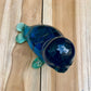 Phoque bleu avec coquillages incrustés