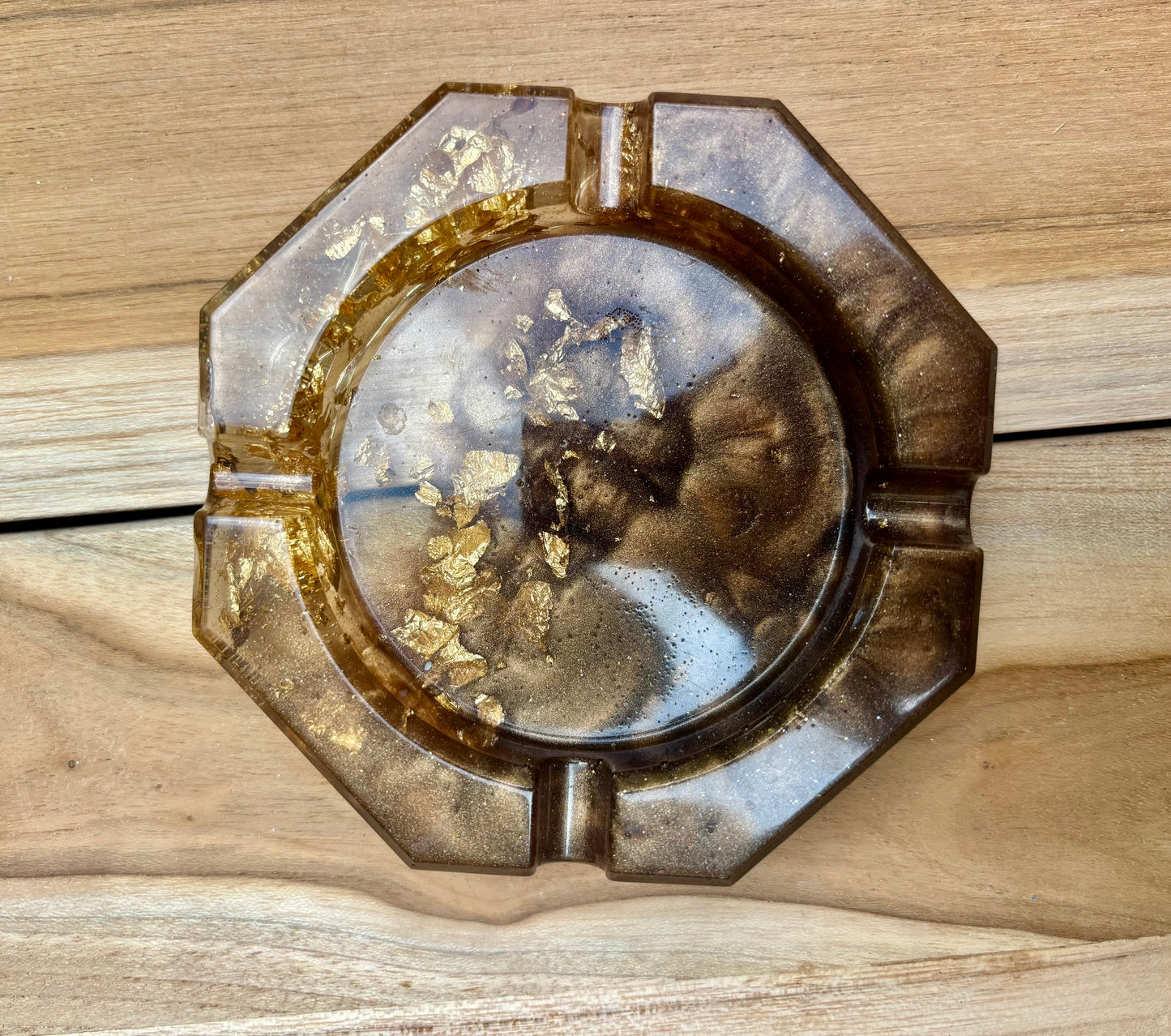 Cendrier marron et feuilles d’or
