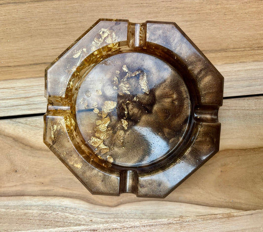 Cendrier marron et feuilles d’or
