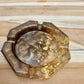 Cendrier marron et feuilles d’or