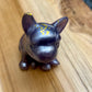 Figurine chien violet