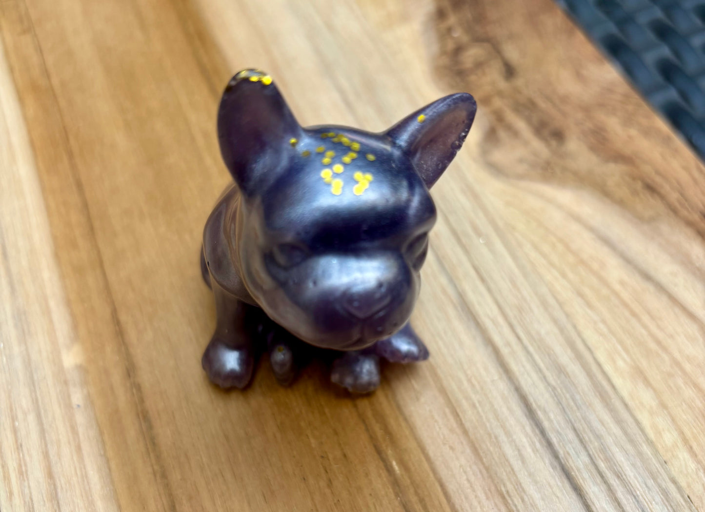 Figurine chien violet