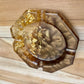 Cendrier marron et feuilles d’or