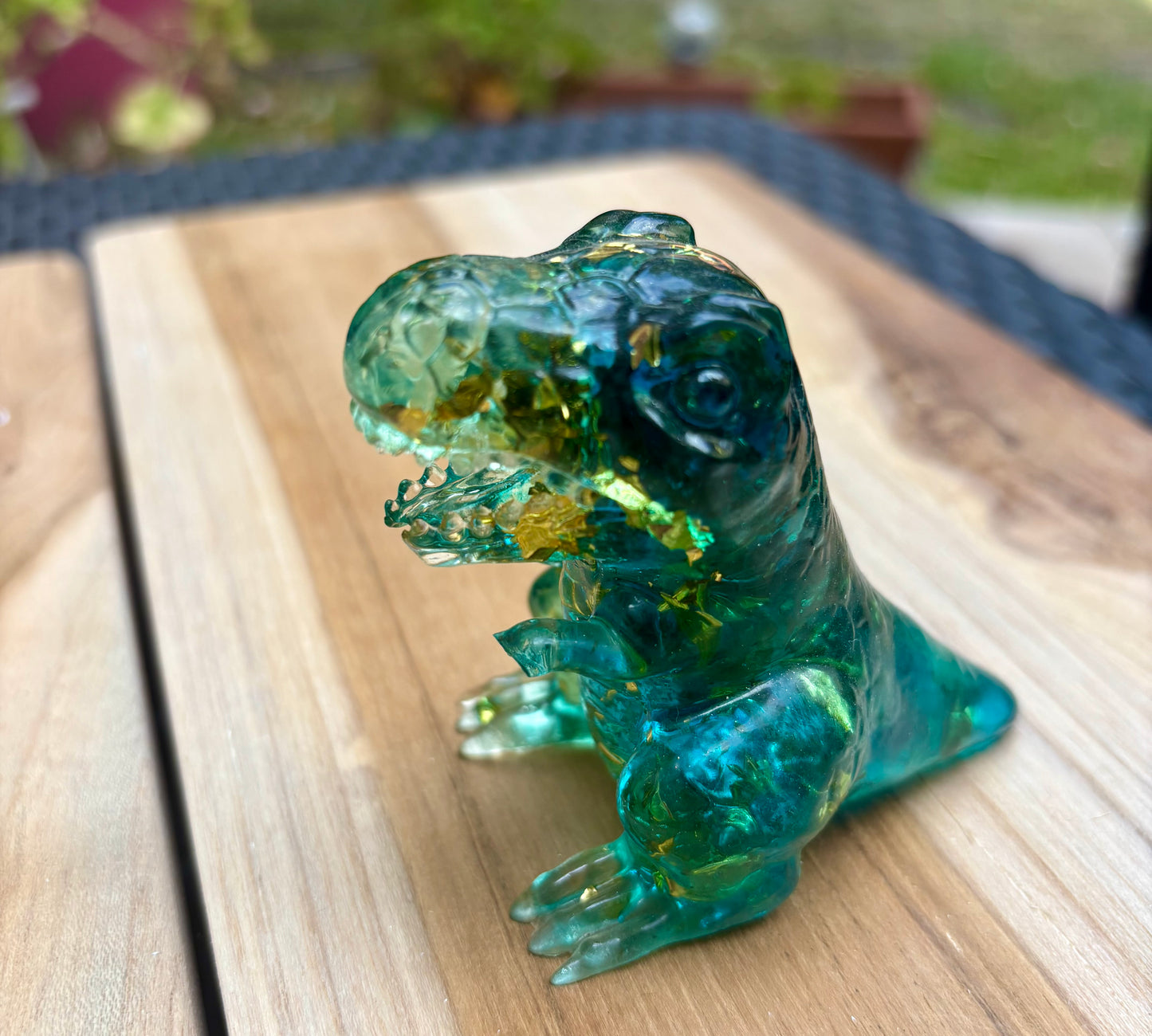 Figurine dinosaure bleu et feuilles d’or