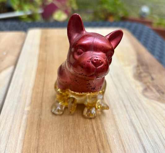 Figurine chien rouge et feuilles d’or