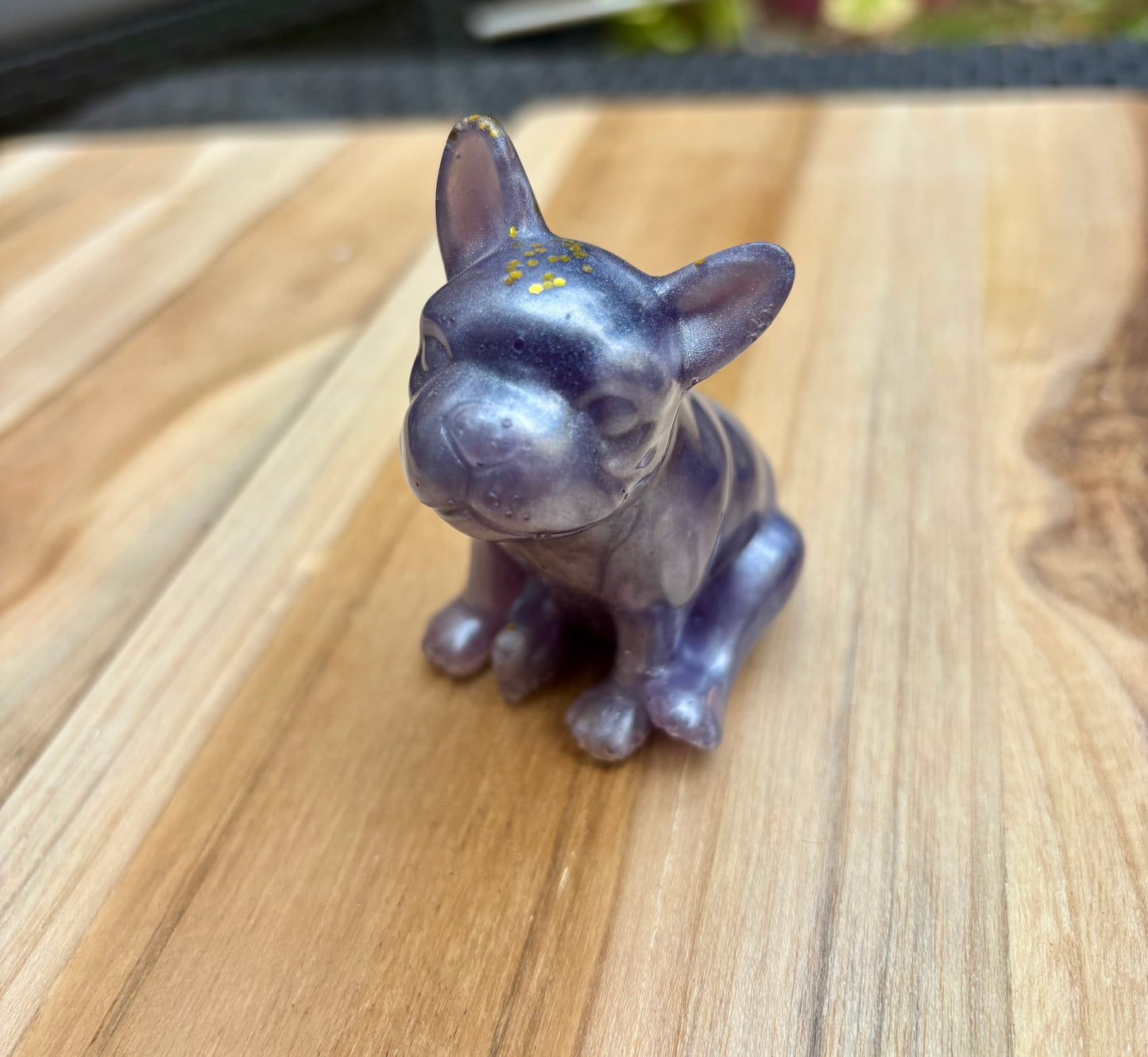 Figurine chien violet