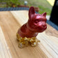 Figurine chien rouge et feuilles d’or